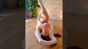 Hip Split Leg Flexibility Easy Stretch Yoga Flow #shorts #yogaexercise #yoga  #yogapractice